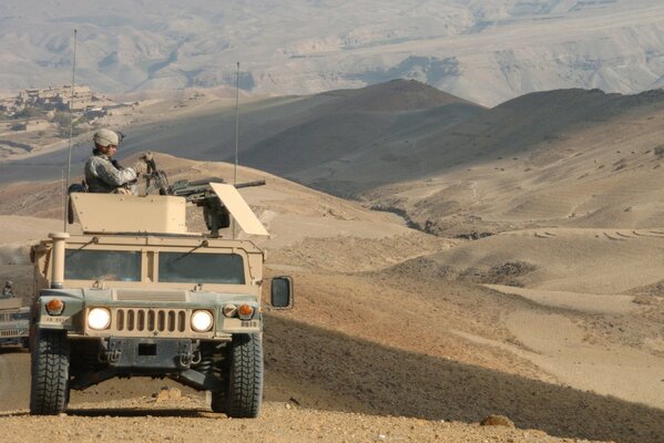 Voiture militaire Hummer dans les sables