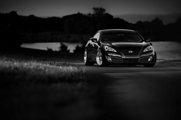 Hyundai Genesis negro en el fondo de la noche