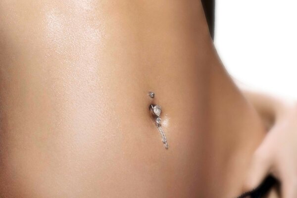 Bodacious barriga y chica con piercings