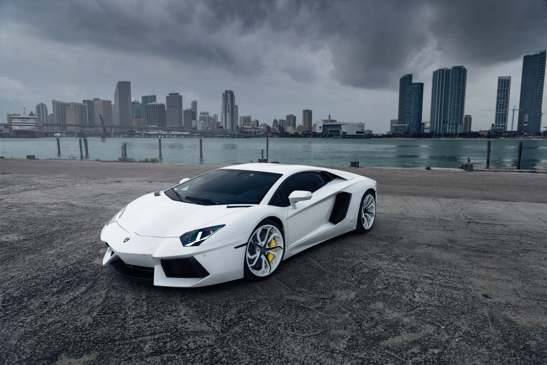 автомобиль белый lamborghini aventador