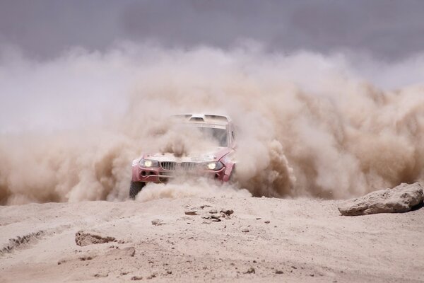 Ein SUV im Staubschleier. Rallye Dakar