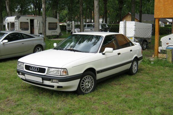 Samochód Audi z 1987 roku, Kolor Biały