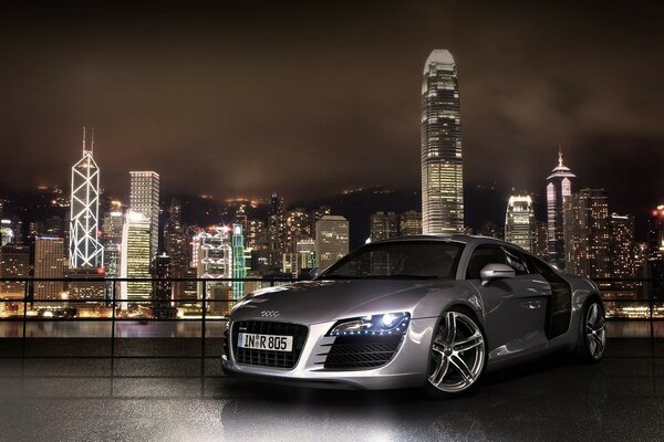 Audi nero sullo sfondo della città di notte