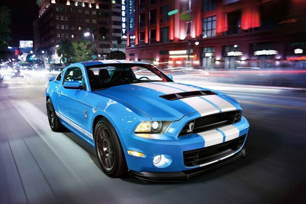Ford Shelby azul con rayas blancas