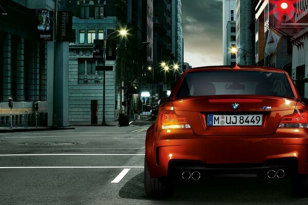 Czerwone światło sygnalizacji świetlnej - czerwone BMW