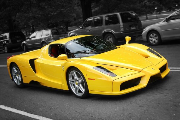 Ferrari amarillo en la carretera en la ciudad