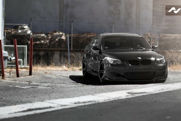 Noir audacieux BMW E60 sur la route