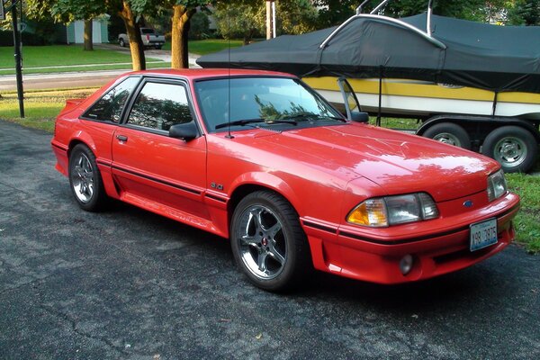 Samochód sportowy Ford Mustang z 1993 roku w kolorze czerwonym