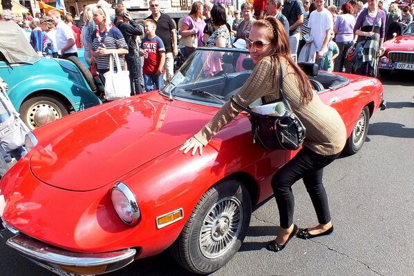 La femme à côté de la voiture est cool, les filles comprennent aussi la technologie