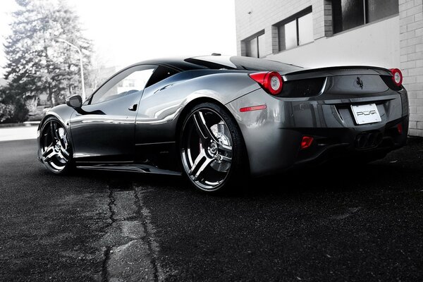 Ferrari en gris sur l autoroute