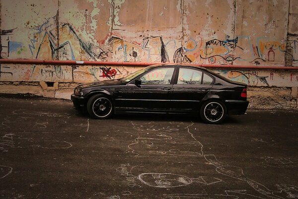 Coche negro en la vieja pared