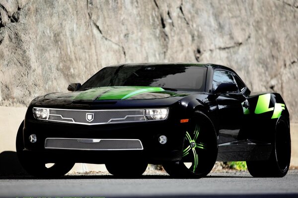 Czarny chevrolet camaro na tle skał