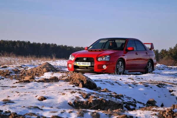 Автомобиль Subaru на снежной дороге