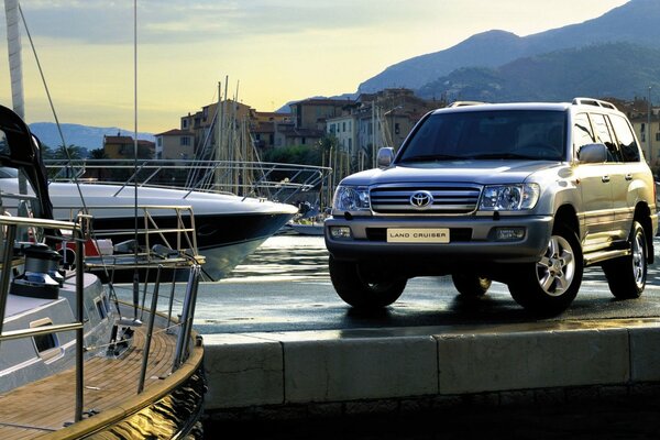 SUV di lusso toyota Land Cruiser