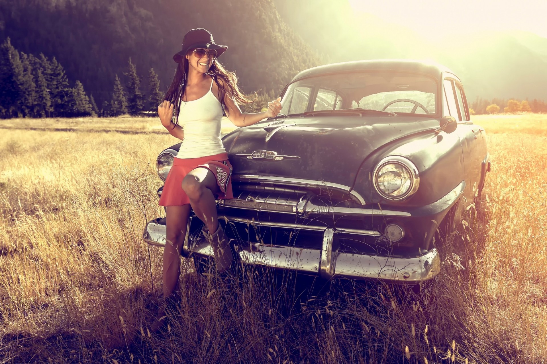 chica en la carretera verano falda coche risa