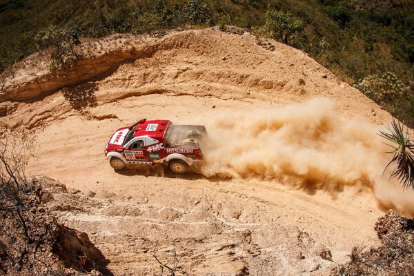 SUV 4x4 se mueve en la arena de la cantera