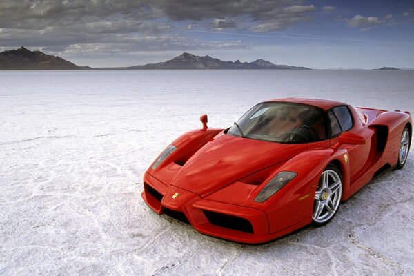 Ferrari rouge sur fond de ciel
