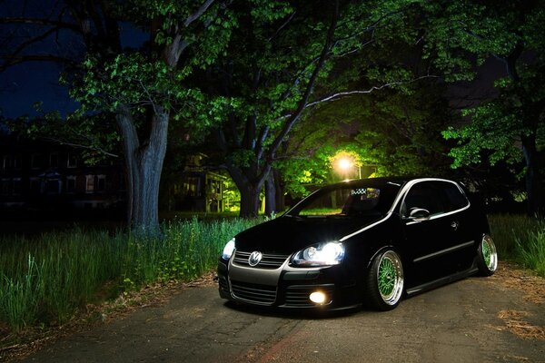 Noir hayon Volkswagen golf dans la forêt de nuit