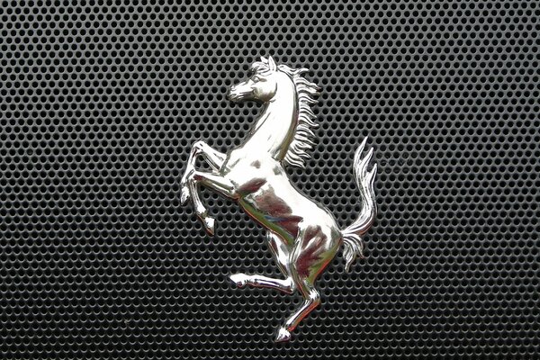 Emblème de voiture Ferrari sur le radiateur