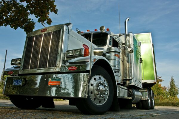 L éclat chromé de la nature dans les reflets Peterbilt