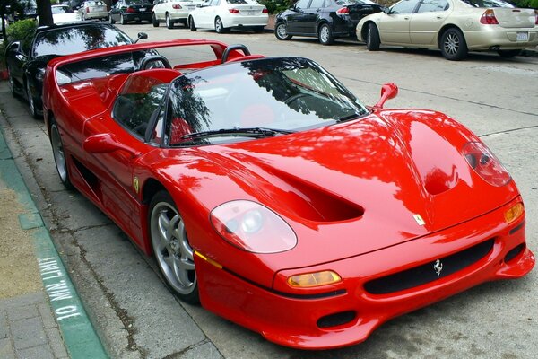 Auto rossa costosa elegante