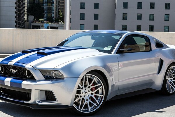 Mustang sportivo con vetro abbassato