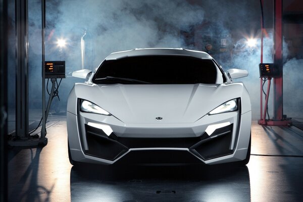 Lykan hypersport w mgle i świetle reflektorów