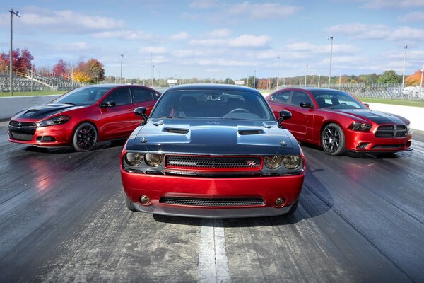 Ein rot-schwarzes Mopar auf einer eisigen Strecke