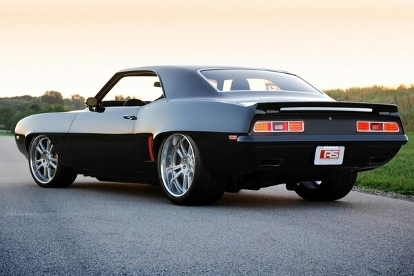 Superbe Chevrolet camaro dans la carrosserie du coupé