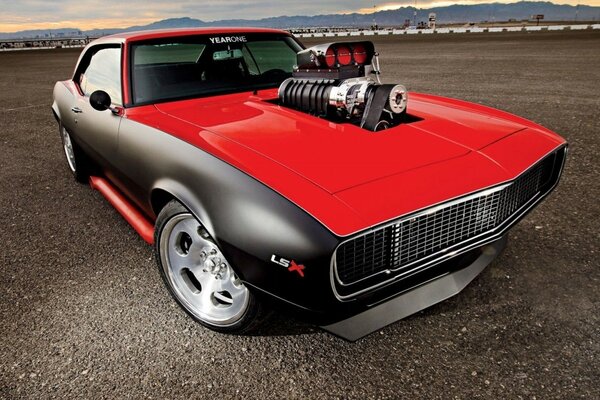 Czerwono-czarny samochód sportowy Chevrolet z bliska
