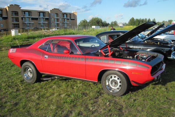 . Coche de Plymouth del color rojo