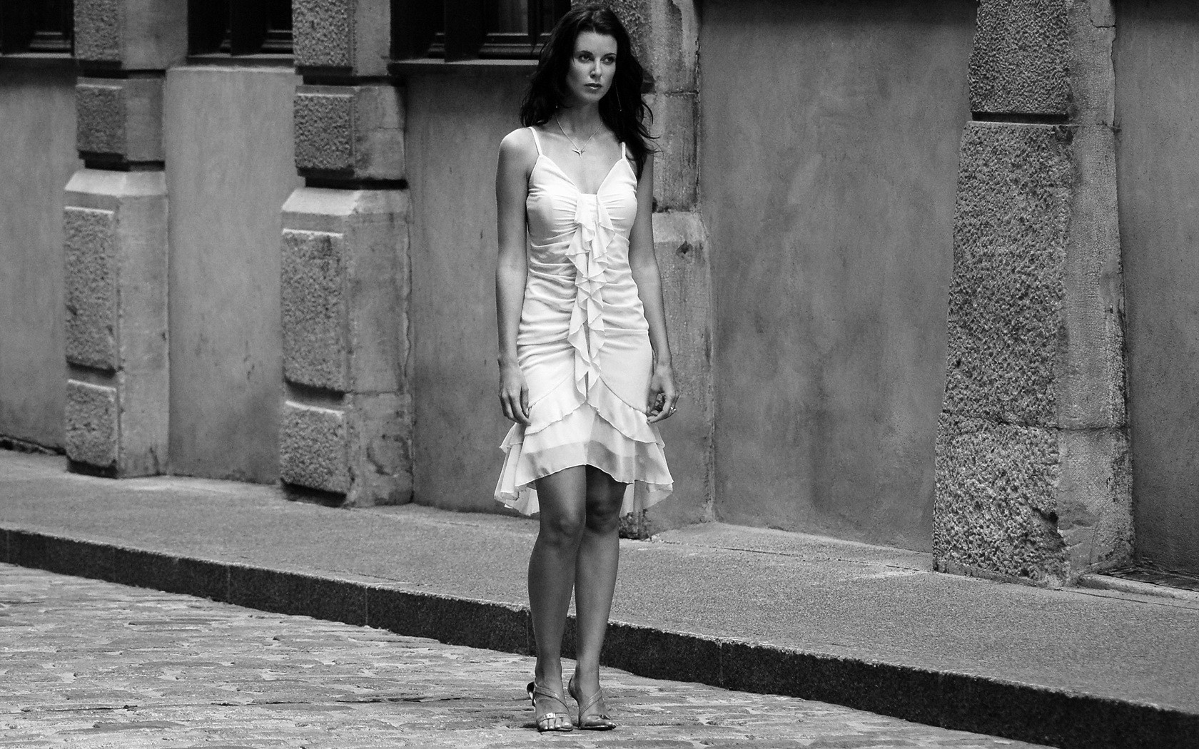 calle vestido blanco y negro