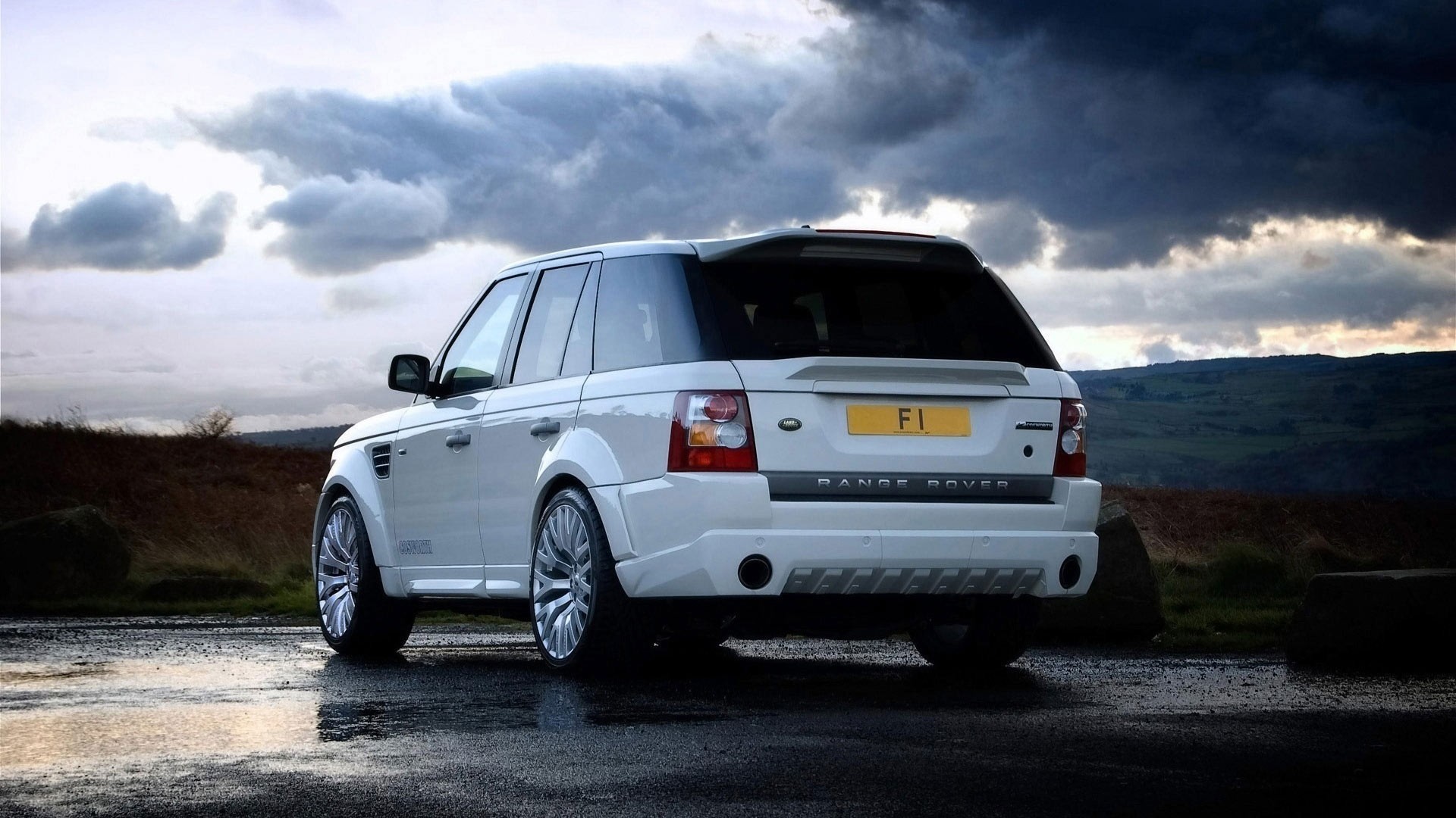 suv asiatique range rover blanc