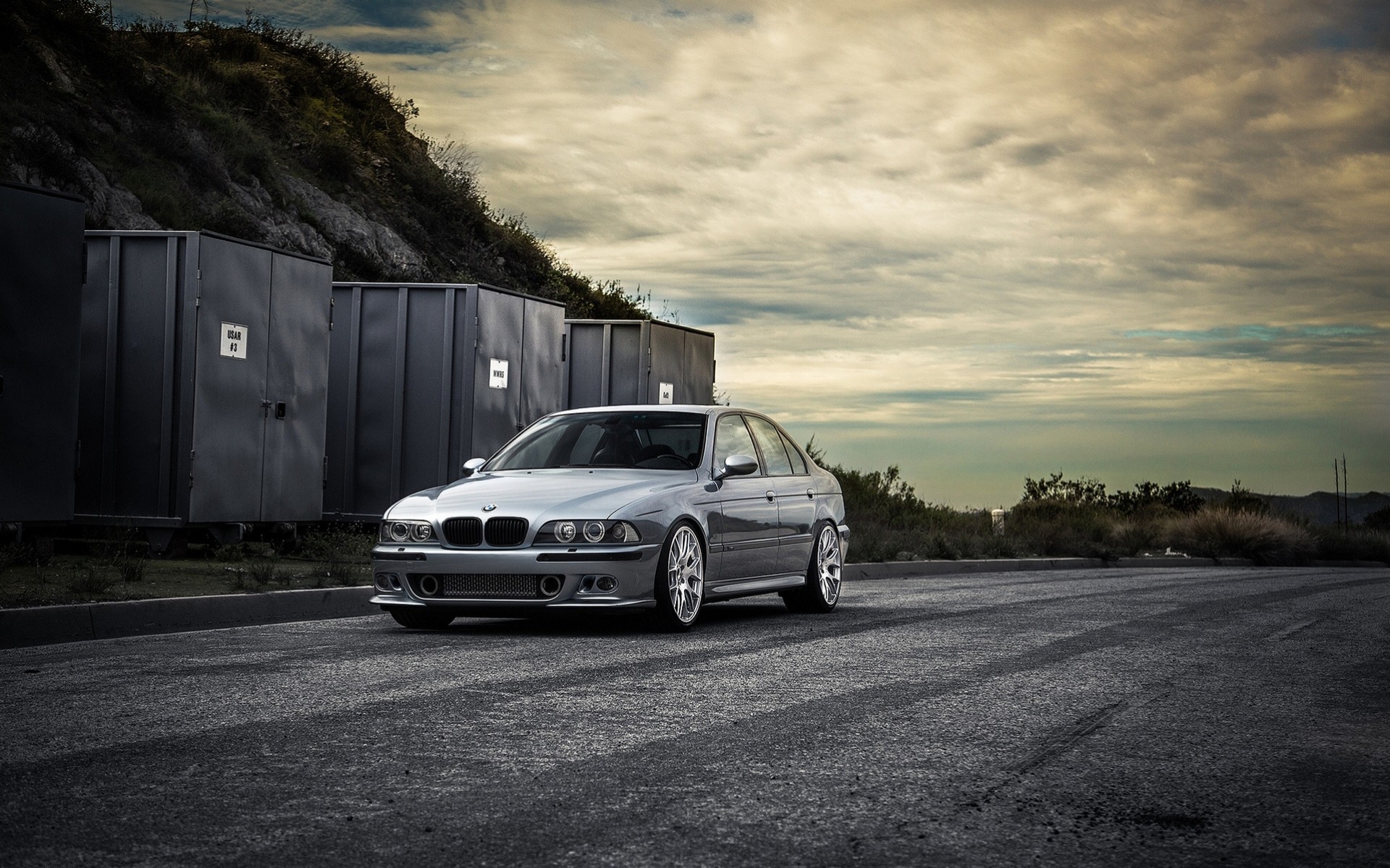 m5 e39 bmw niebieski widok z przodu