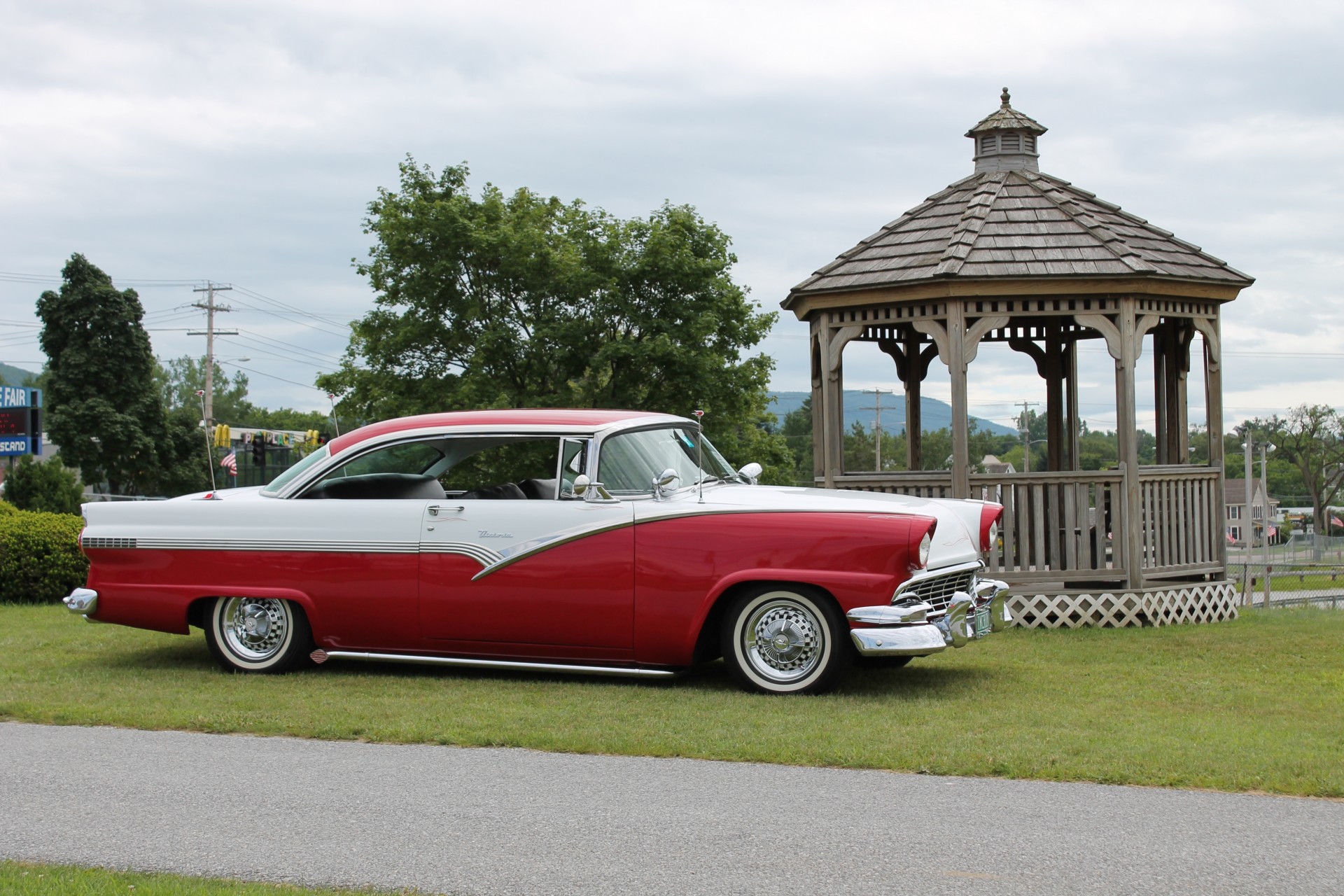 victoria nuvoloso ford showroom gazebo auto rosso classico bianco vt vermont