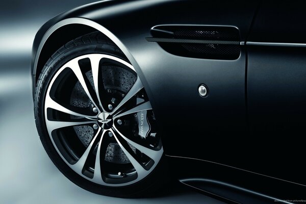 Side view of the Aston wheels