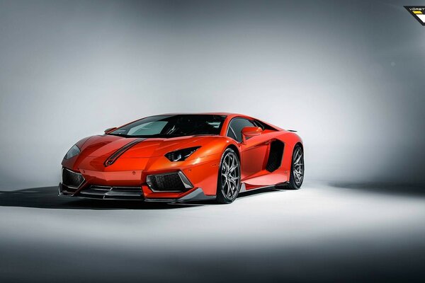 Красный автомобиль lamborghini, aventador на сером фоне