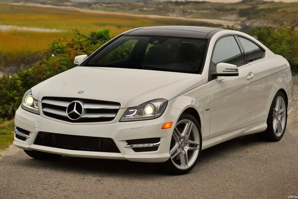 Precioso, maravilloso blanco Mercedes coupé. Honestamente, solo los jefes merecían montar tales