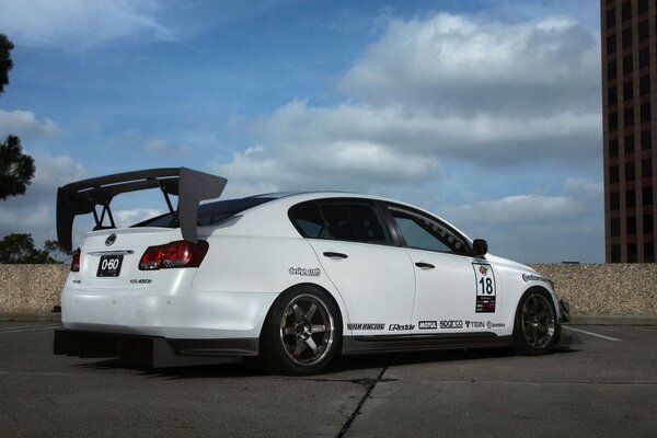 Tuning Lexus Berline blanc sur fond de ciel