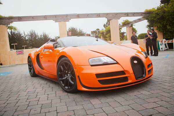 Voiture de sport orange bugatti