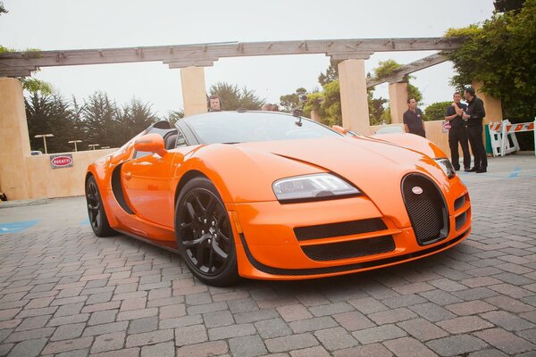 Оранжевый спортивный автомобиль bugatti