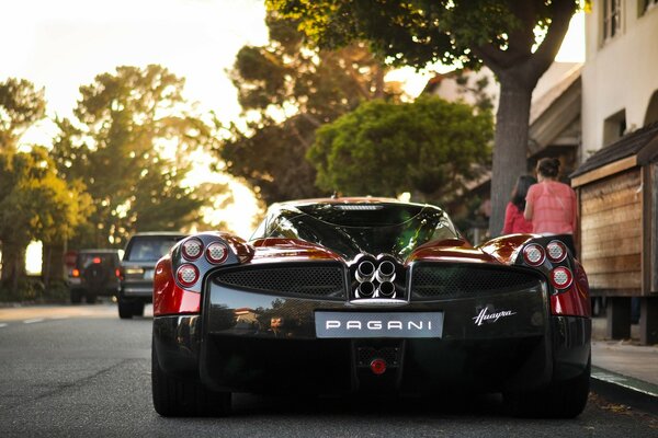 La voiture de Pagani se tient dans la rue