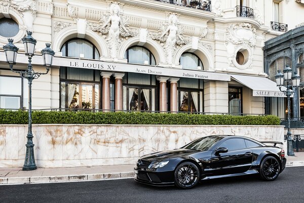 Mercedes noire garée dans la rue