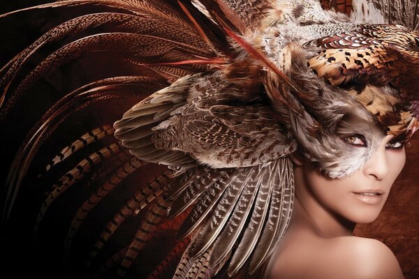 Fille dans un masque de plumes