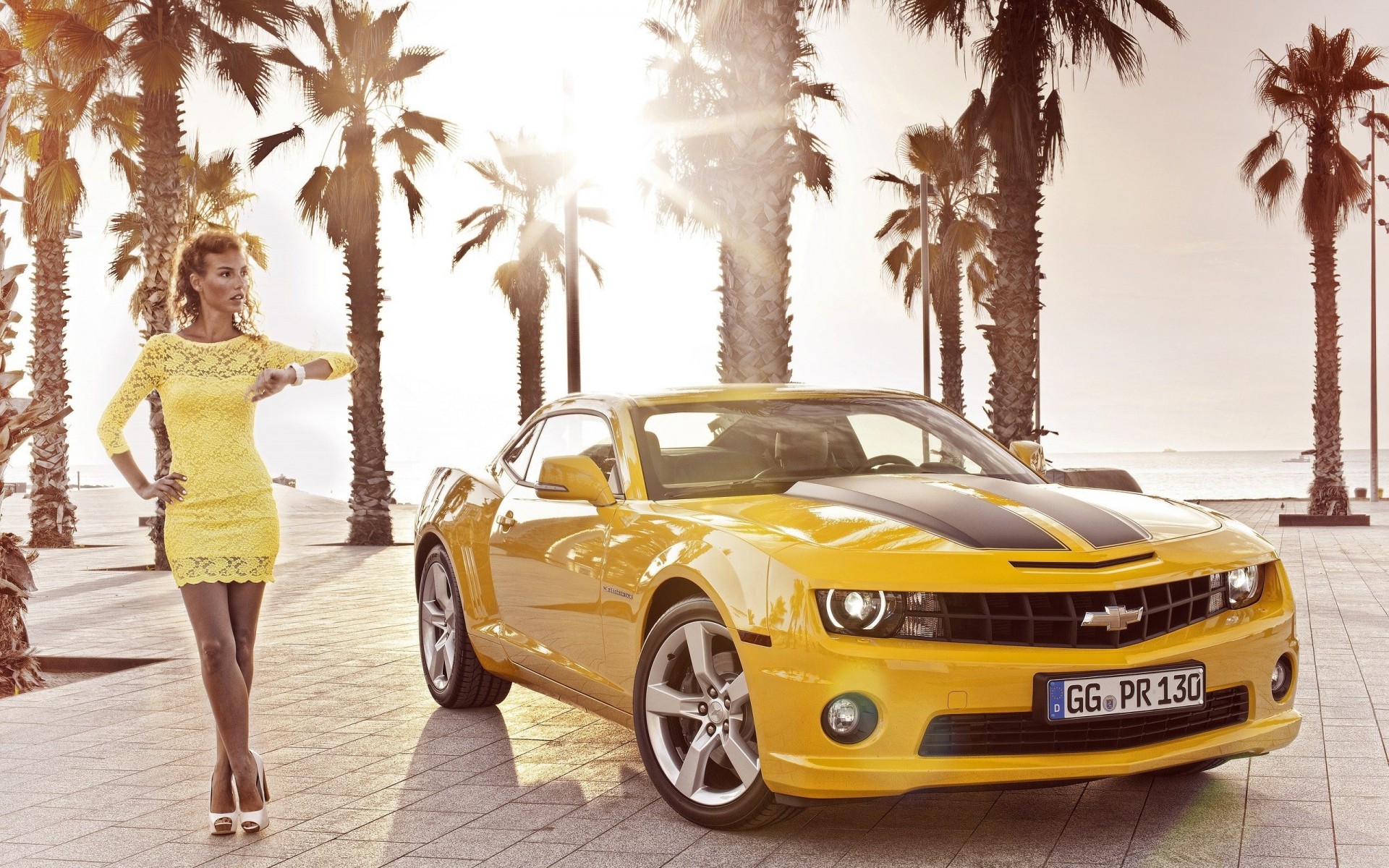 convertible chica modelo coche soleado corvette camaro amarillo