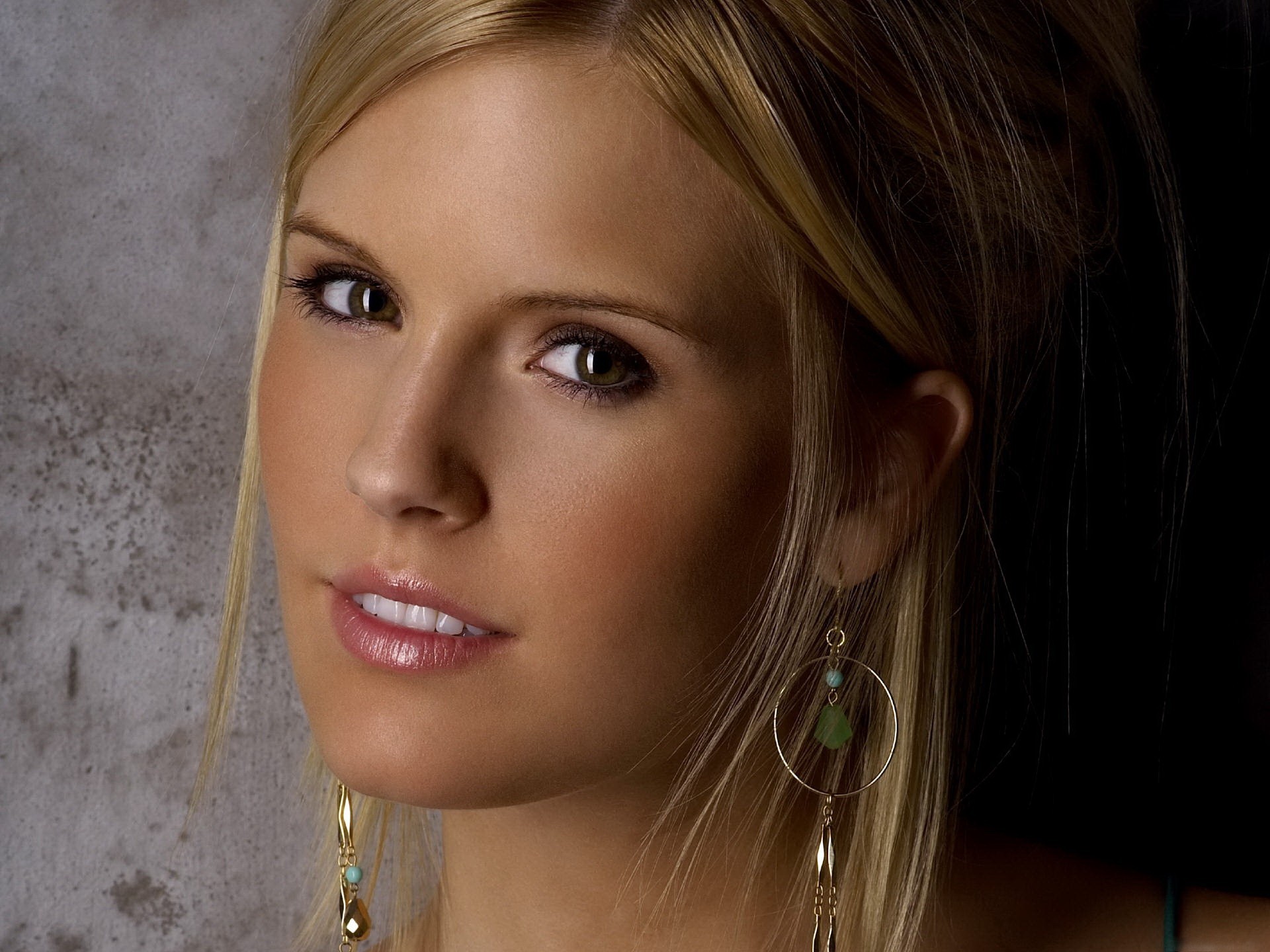 maggie grace blondynka wygląd