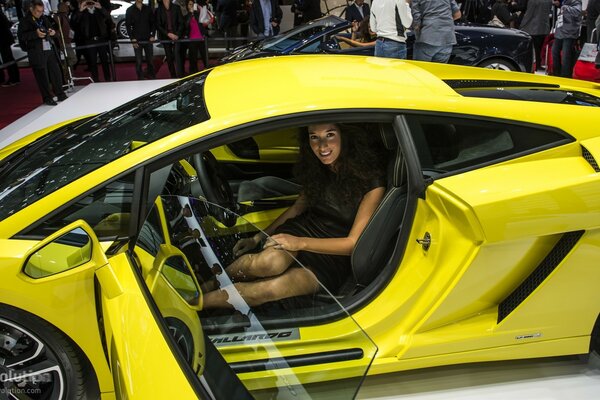 Chica en el coche, Lamba, coche