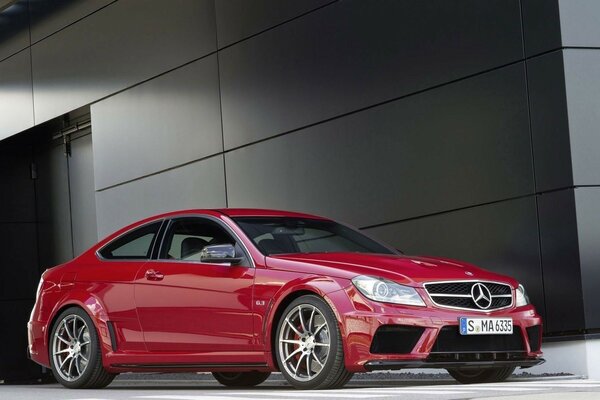 Impresionante Mercedes rojo oscuro