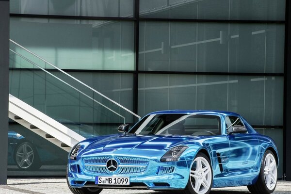 Eleganter blauer Metallic-Farb-Mercedes