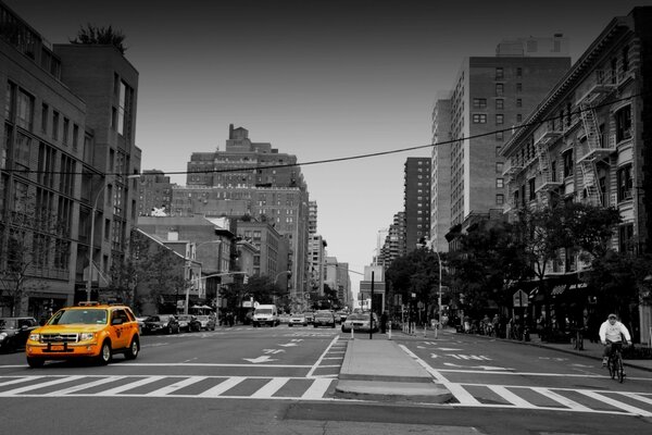 Taxi jaune dans une ville en noir et blanc